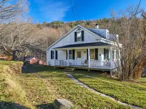 Catskills retreat on 4.5 acres w/ fully stocked kitchen and fire pit—Sleeps 9