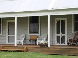 White Dog Lane Cottage Farm stay