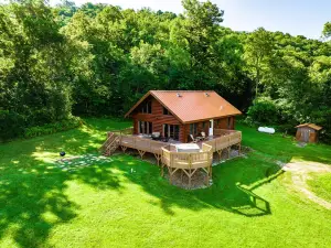 The Cotton Wood Lodge- Romantic, Secluded on Stream in the Driftless- Hot Tub