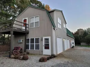 Small Bunkhouse on Horse Farm with Pond!
