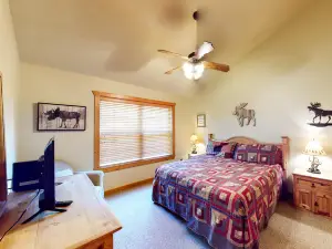 Cozy one-level cabin with pool, hot tub, grill, fireplace, WiFi, & covered deck