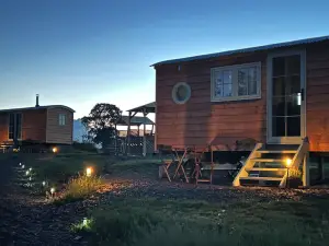 Cozyshepherdshutwithhottub