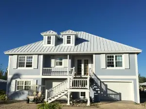 Starboard House: Cozy 2 bedroom apartment on ground floor with rear porch & dock