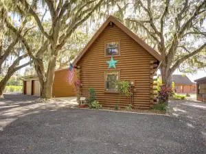 Okeechobee Cabin w/ Patio & Community Pool!
