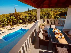 Beautiful 4-Bed Villa for up to 10 Guests