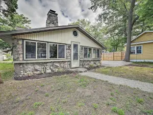 Cozy Prudenville Cabin Walk to Houghton Lake