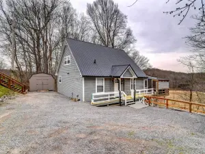 Lakefront Scottsville Retreat w/ Private Dock!