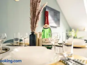 Deluxe Suite - Living & Work Place