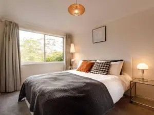 Romantic Garden Cottage with Home Cinema