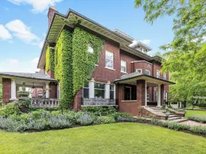 Historic Coach House in Evanston One Block to Beach and Close to Town and NU!