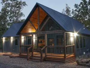 Luxury Cabin adjoining Robber's Cave State Park