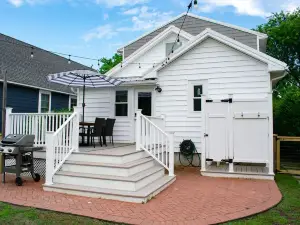 Down by the Bay Cape Charles- Sleeps 8- FIRST floor primary & fenced yard 🐶