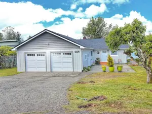 Island LakeHouse - Waterfront Home -3BD Beach & Kayaks, Game Room