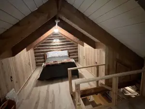 Very private log cabin nestled in the woods to unwind & unplug.
