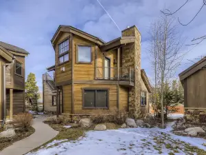 Mountain Views and Cozy Living Space - Charming Family Retreat