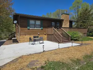 Lake Puckaway Retreat 4Br Getaway with Hot Tub & Optional Boat Rental
