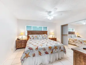 Golf course home w/ ping-pong & foosball - two miles from fairgrounds - dogs OK