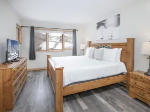 Free Ski Shuttle and Nottingham Lake Access - Charming Tri-Level Haven