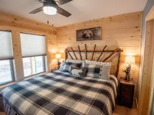Cozy Riverside Retreat - Hot Tub, Fire Pit