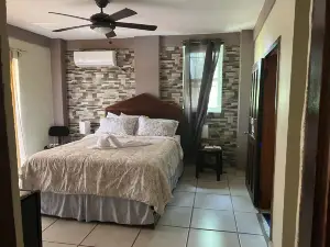 La Delphina Bed and Breakfast Bar and Grill