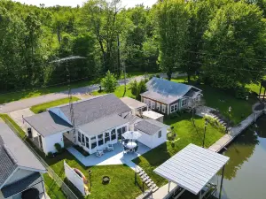 Waterfront Lakeview Cottage w/ Dock & Lift!