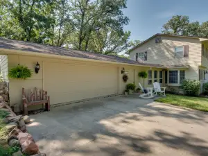 Charming Villisca Getaway w/ Screened Porch!