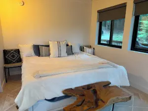 The Retreat at Rockford Bay with Lake Views