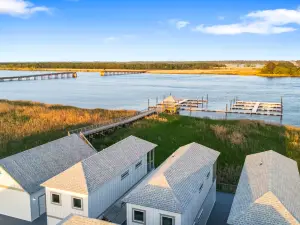 Stylish Cottage with Pool and Outdoor Grill - Elegant Waterfront Haven