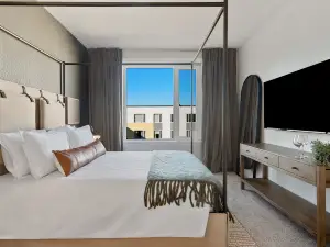 Luxe Everett 2BR–2BA w/ Pool, Gym & Parking