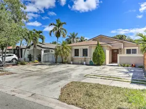 Sunny Miami Retreat - Pool, Patio and Gas Grill!