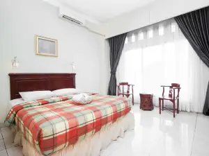 Caredek Hotel
