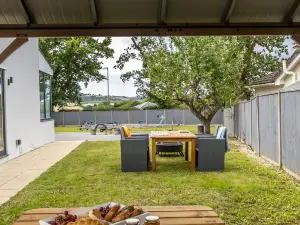 Greenacre - Close to Beaches with Hydropool Spa