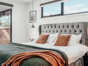 Luxurious Hobart Holiday Home with Stunning Bay Views - Affordable, Family-Friendly, and Stylish
