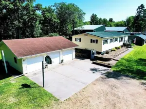 Newly renovated 4-bedroom home on Larrabee lake in Blue Diamond Resort Area!