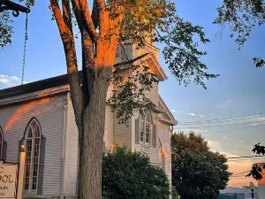 Historic home! Minutes to the beaches, Babylon Village, short train ride to NYC!