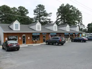 Perfect family/friend getaway. Kayaks and bikes provided.Walk to Herrington Harb