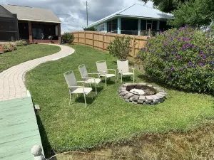 Welcome, enjoy your own PRIVATE POOL and LAKEFRONT Dock. Fish & Kayak