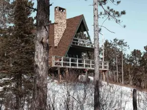 WILD PINES CABIN: A-FRAME WITH LAKE SUPERIOR VIEWS