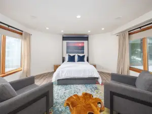 Inspiring Art Space with Scenic Views - Enchanting Oceanfront Loft