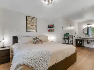 Ground-floor hiker's studio with mountain views & fast WiFi - dog-friendly
