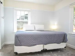 Sunny Retreat - Wildlife Watching, Cozy Yard, Concierge