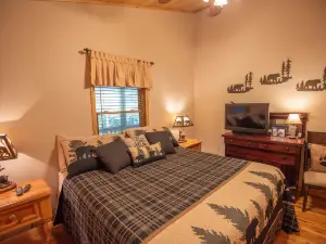 Cozy Retreat - Fire pit, Hot Tub, River Access, Park Close