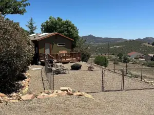 Beautiful cabin retreat with gorgeous views! Pet friendly with wide open spaces.