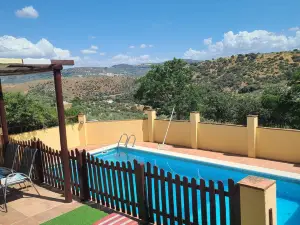 Relax y naturaleza en Casa Rural con piscina privada junto al Lago de Iznájar