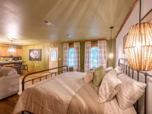 Hot Tub and Cozy Indoor Escape - Charming Cottage Sanctuary