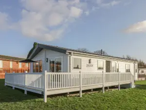 Stylish Lodge Set in The Sand le Mere Holiday Park