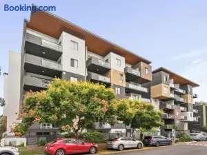 Chic Modern Retreat 1Br Apt w Pool Kelvin Grove