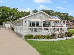 Beautiful 6 bedroom lake house with pontoon available for rent