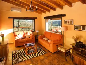 Detached house with 2 bedrooms overlooking the valley (A2)