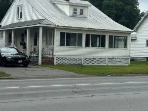 Charming 2-bedroom house with AC, WiFi in enchanting Skowhegan